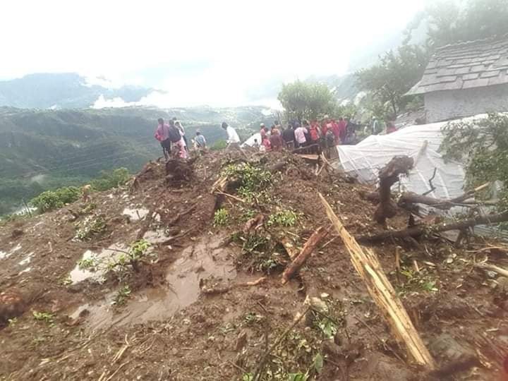 पर्वतको दुर्लुङ पहिरो- ५ जनाको शब फेला , ४ जना अझै बेपत्ता