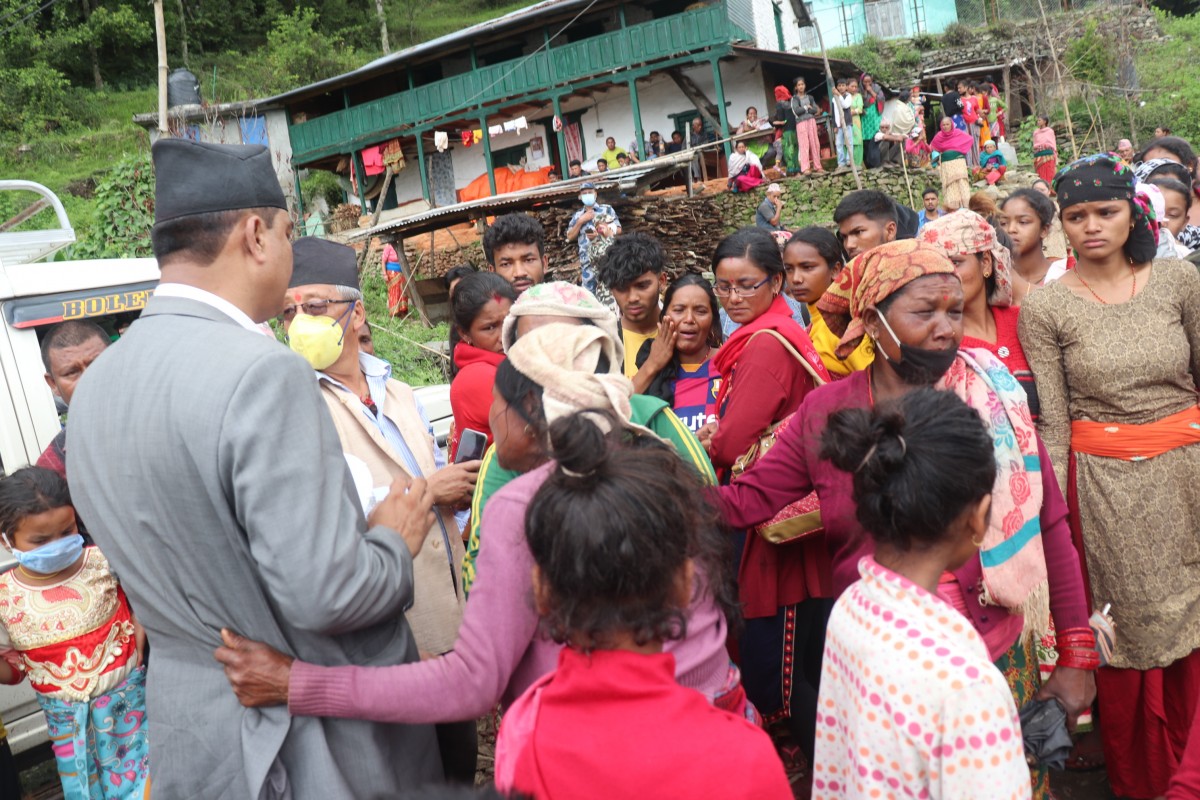 शाेकमा डुब्याे दुर्लुङ गाउँ ,२४ घर पहिराेकाे उच्च जाेखिममा