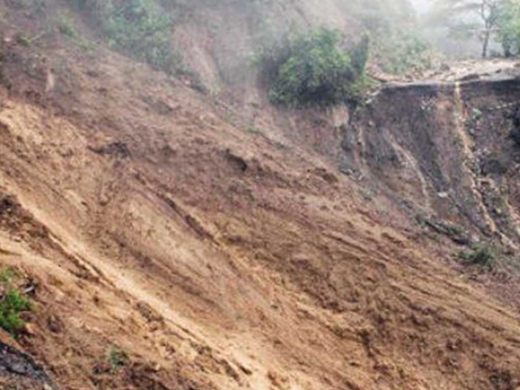 पहिरोमा पुरिएर पोखरामा ६,लमजुङमा ३ जनाको ज्यान गयो,म्याग्दीमा १० जना वेपत्ता