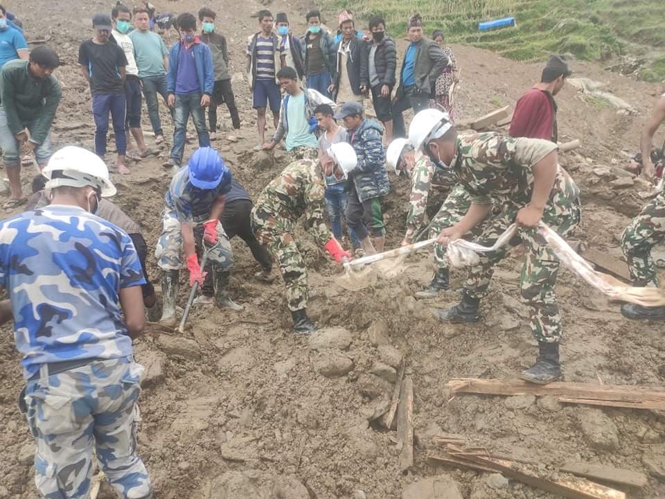 सिन्धुपाल्चोक पहिरो: नेपाली सेनाद्वारा खोज तथा उद्धार कार्य जारी  (फोटो सहित)