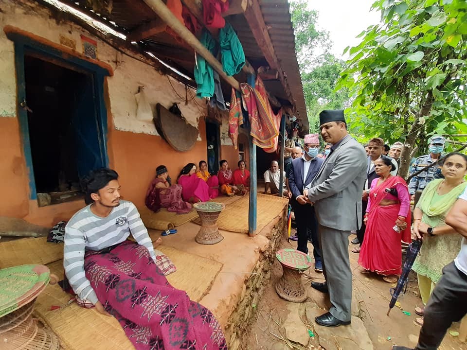 राहात बोकेर पिडितकै घर पुगे मन्त्री लम्साल,असुरक्षित वस्ती तत्काल स्थानान्तरण गरिने