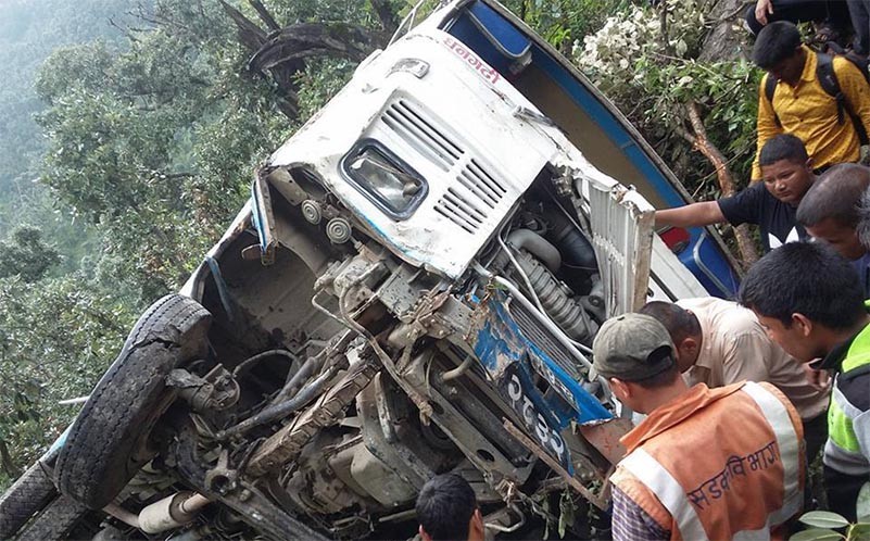 बैतडीमा बस दुर्घटना हुँदा ९ जनाको मृ त्यु, ३४ जना गम्भीर घाइते