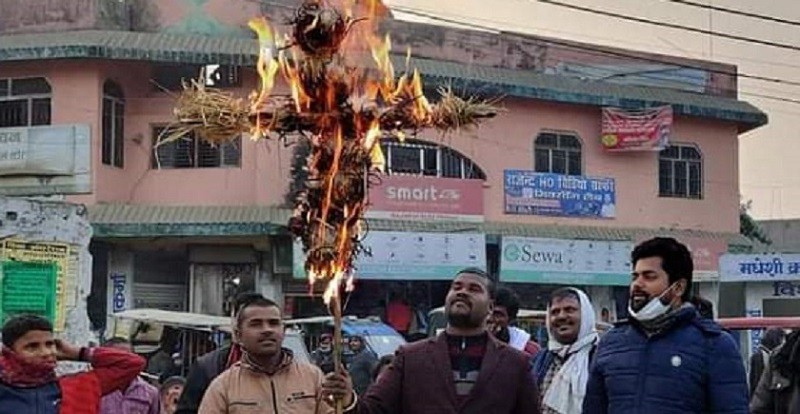 संसद बिघटन विरोधमा विद्यार्थीले काठमाडौँमा प्रधानमन्त्रीको पुत्ला दहन