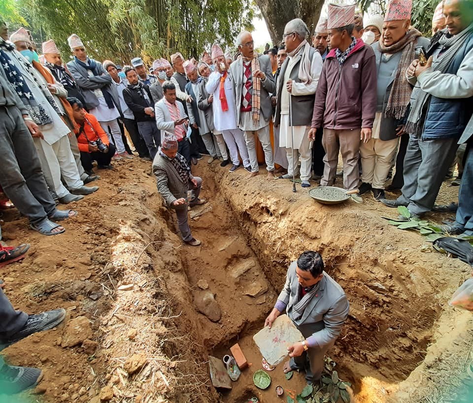 पर्वतको पाङमा रहेको पार्वती गुफामा पूर्वाधार निर्माण शुरु,पर्यटक भित्र्याउन कथालाई बेच्न सक्नुपर्छः मन्त्री लम्साल