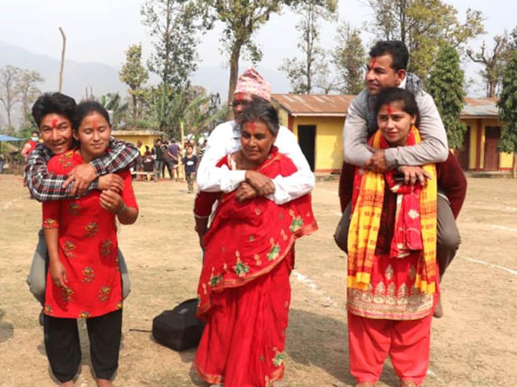 जब श्रीमतीले श्रीमान् बोकेर दौडिए…