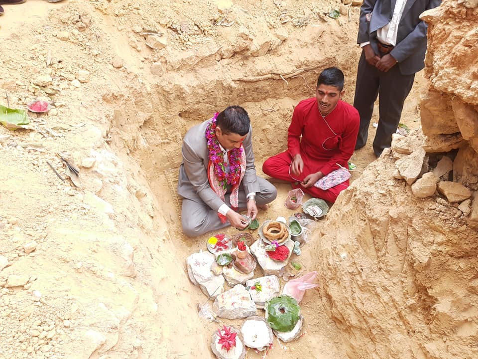 रानीपानी स्थित ऐतिहासिक पुरातात्विक महत्वको शिवालय गुफाको पुनः निर्माण शुरु