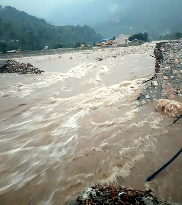 फेवा ताल जोगाउन हर्पन खोलामा निर्माण भएको सिल्टेसन ड्याम बाढीले बगायो