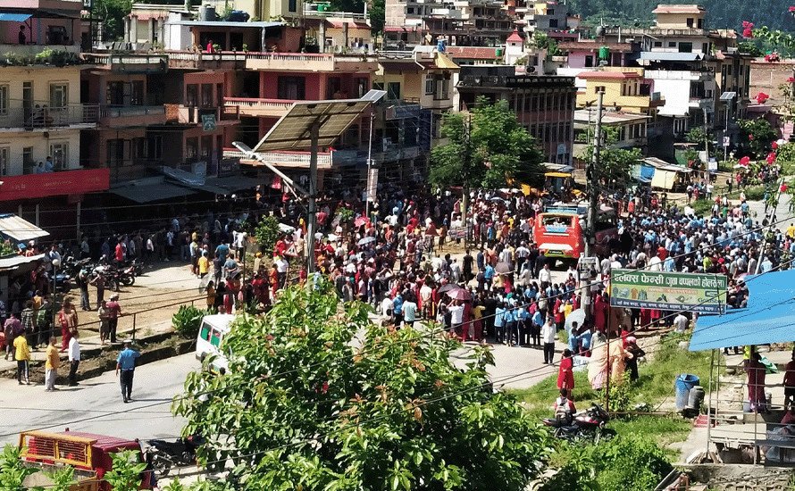 गोरखा जादै गरेको गाडीको ठक्करबाट विद्यार्थीको मृत्युपछि गजुरीमा तनाव