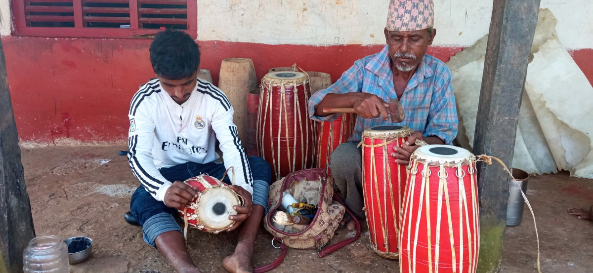 मादल बनाउने पेसा धान्दै ‘रामबहादुर’