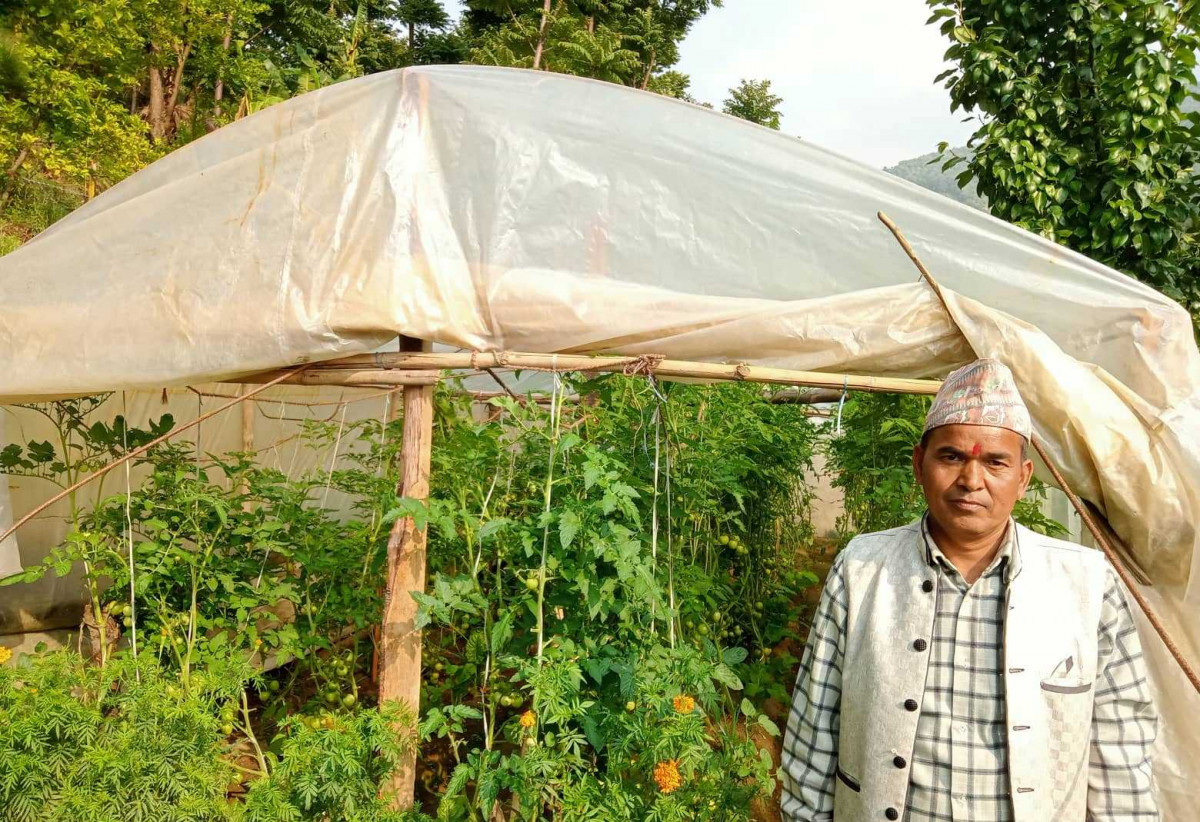 बझाङमा दुई वडावासीलाई तरकारी खुवाउँदै प्रकाश