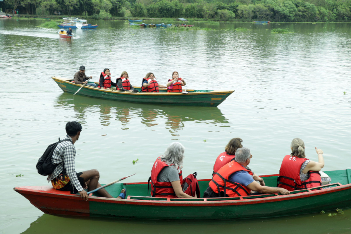 फेवातालमा डुङ्गा सयर गर्दै पर्यटक (फोटो फिचर)