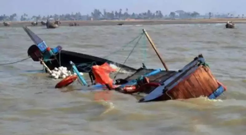 नारायणीमा डुंगा पल्टिदा तीनको मृत्यु