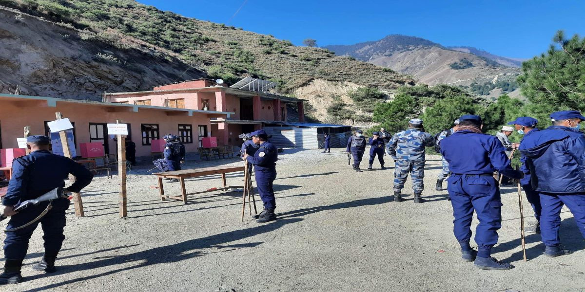 देशभर शान्तिपूर्ण मतदान - १५ वटा केन्द्रमा मतदान कार्य रोकियो