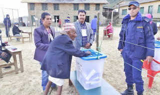 म्याग्दीमा १०७ वर्षीय वृद्धद्वारा मतदान