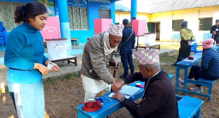 कुश्मामा ९० वर्षीय श्रेष्ठद्वारा मतदान