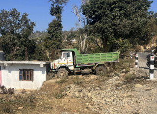 गोरखामा गुडिरहेको टिप्पर अनियन्त्रित भएर घरमा ठोकिएपछि...