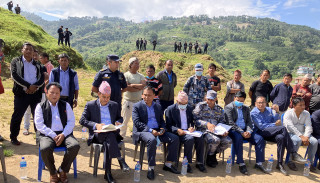 लप्सेफेदीमा आन्दोलनरत स्थानीय र प्राधिकरणबीच वार्ता हुँदै