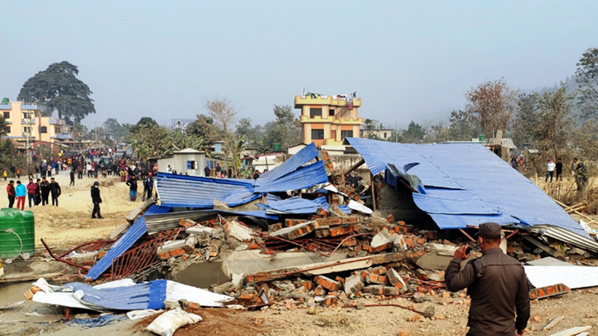 धरानमा चल्यो डोजर, स्थानीय र प्रहरीबीच झडप