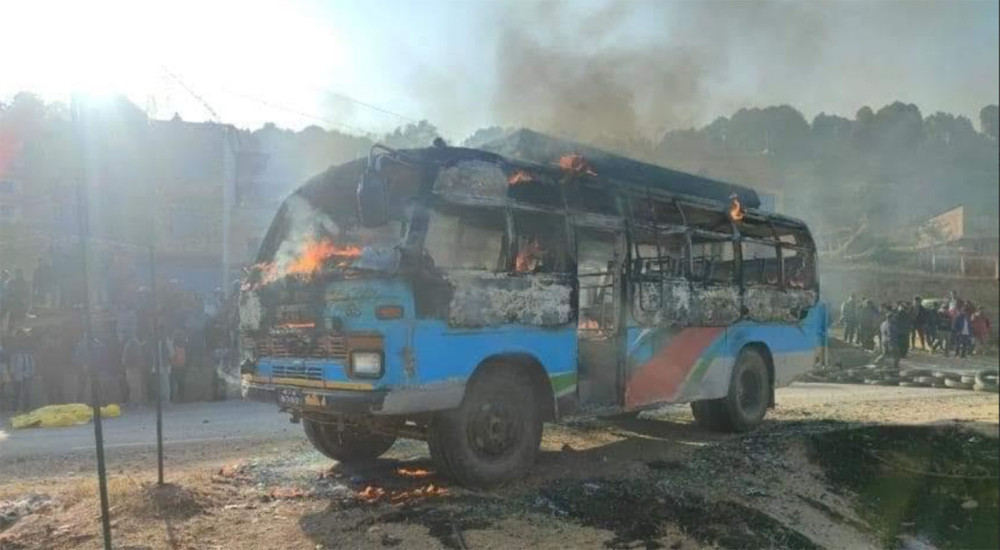 काभ्रेको भकुण्डेमा बसको ठक्करबाट बालिकाको मृत्यु, राजमार्ग अवरुद्ध