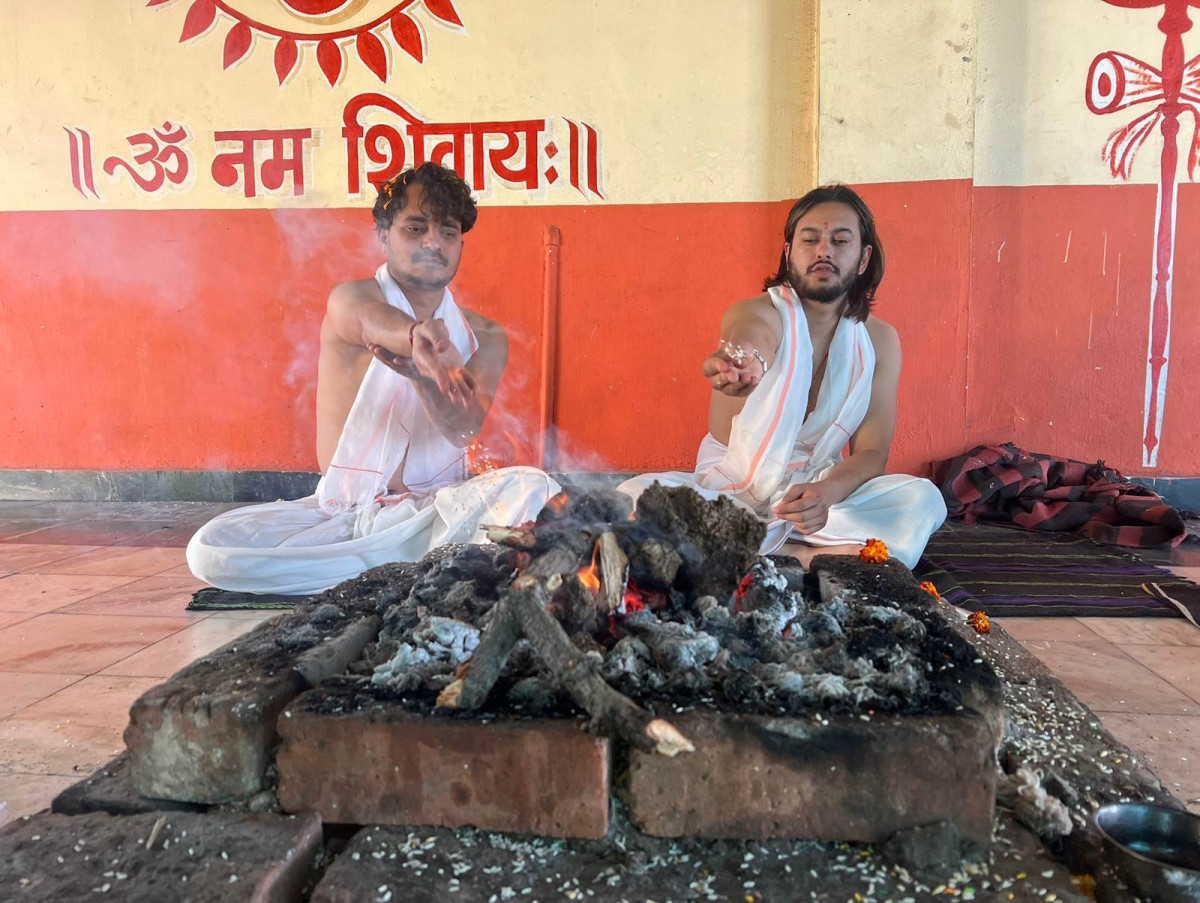 ‘एक्स ९’ निर्देशकसँग प्रदीपको पूजापाठ