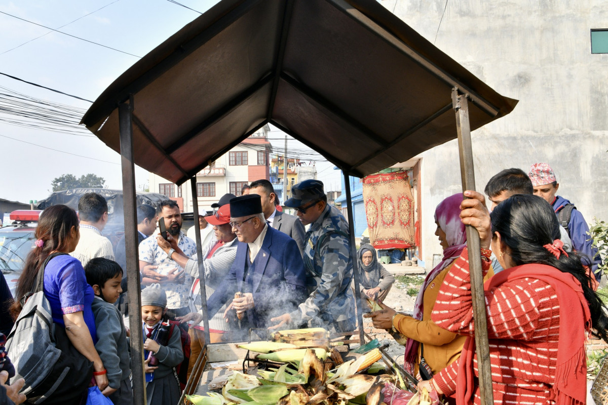 नेकपा एमालेका अध्यक्ष केपी ओली  विध्यार्थीहरु संग रमाइला गर्दै