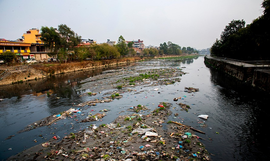 काठमाडौँलाई गिज्याइरहेको बागमती (फोटो फिचर)