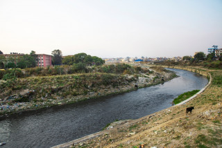 काठमाडौंलाई गिज्याइरहेको बागमतीकाे फोहोर (फोटो फिचर)