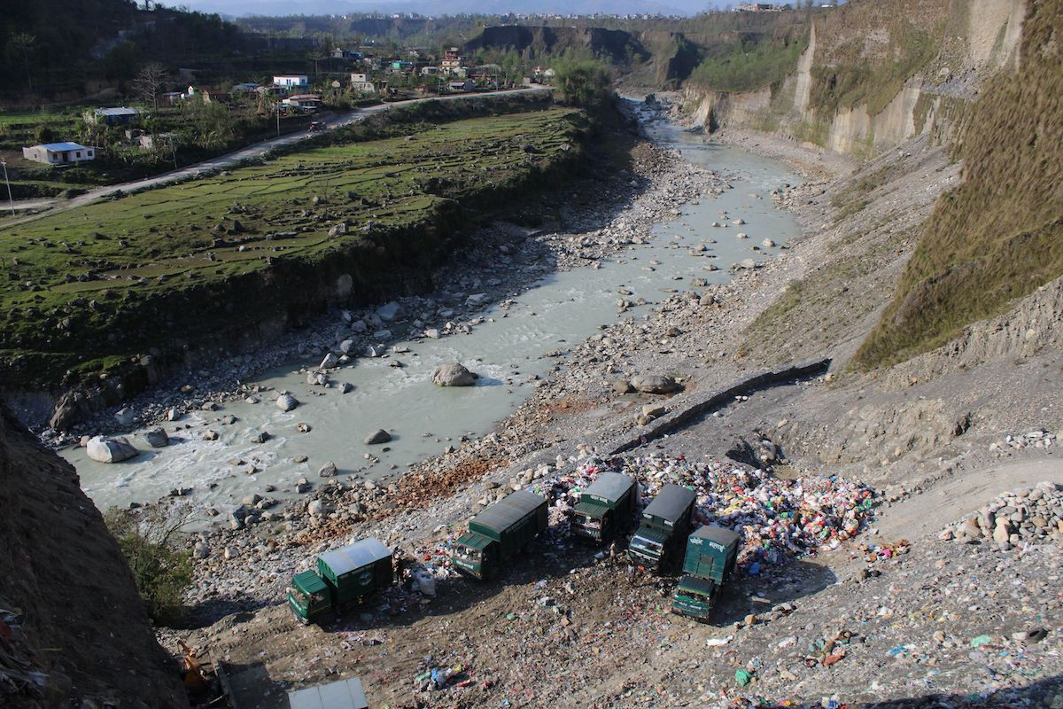 पोखराको फोहोर सेती नदीमा, नजिकको बस्तीमा फैलिन्छ दुर्गन्ध