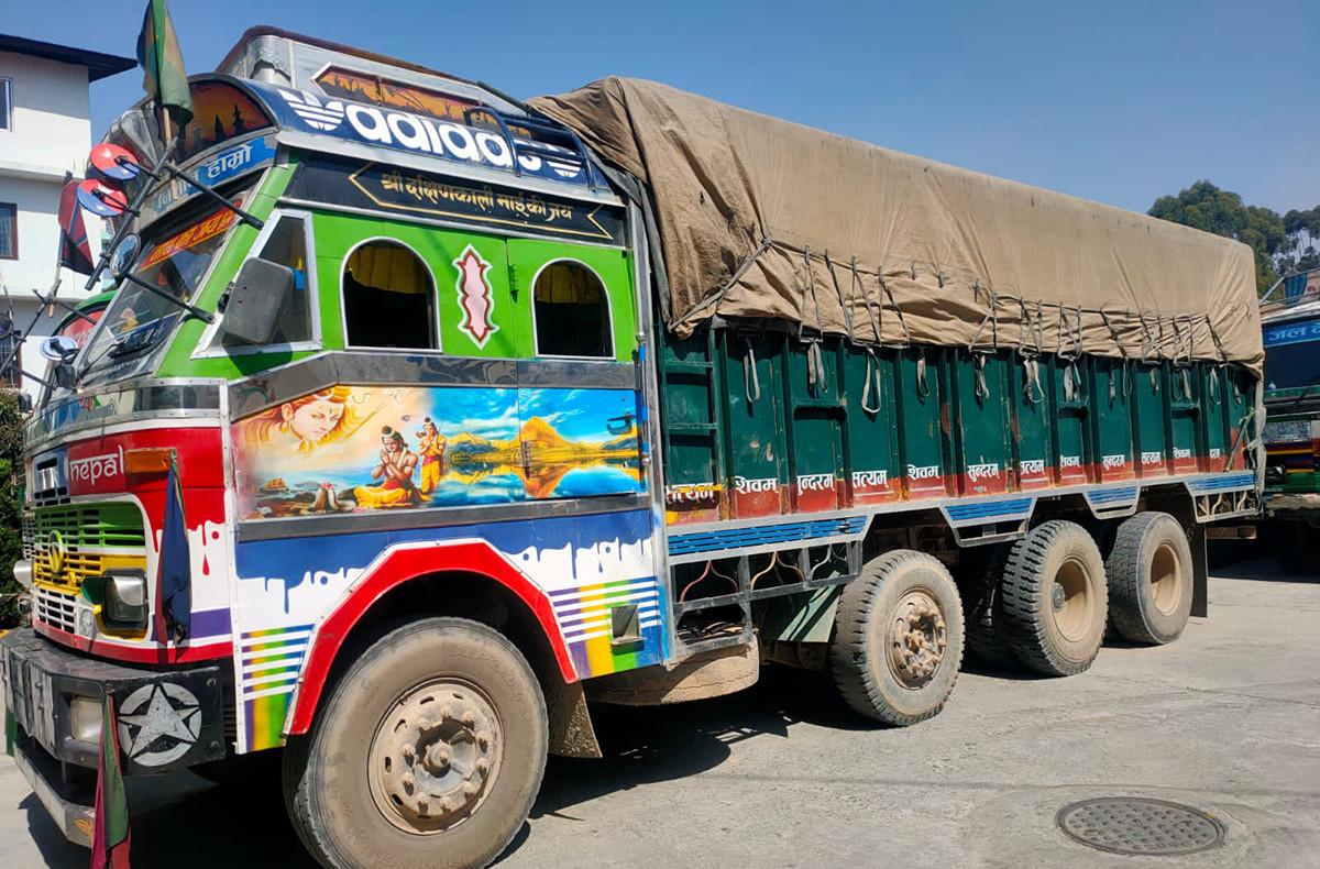 ४२ टन चिनी बोकेको दुईवटा ट्रक प्रहरीको नियन्त्रणमा