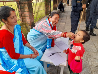 पाँच वर्ष मुनिका बालबालिकालाई भिटामिन ‘ए’ र जुकाको औषधि खुवाइँदै