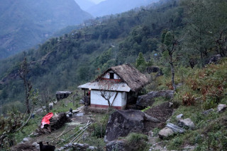 जब हावाहुरीसँगै वर्षा हुन्छ, मन भौँतारिन थाल्छ !