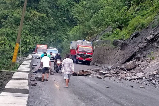 नारायणगढ-मुग्लिन सडक खण्डमा सुख्खा पहिरो, सडक अवरुद्ध