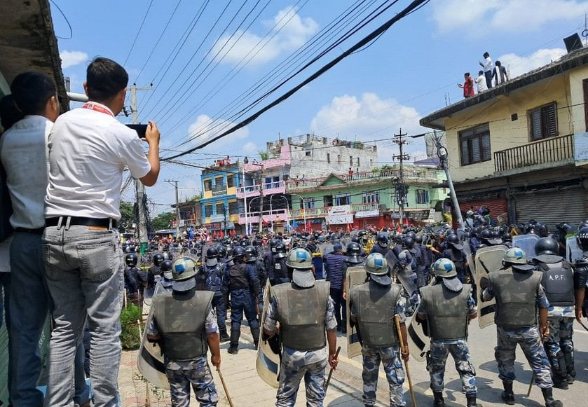 विराटनगर तनावग्रस्त : प्रहरीसँगको झडपपछि ३० भन्दा बढी आन्दोलनकारी पक्राउ 