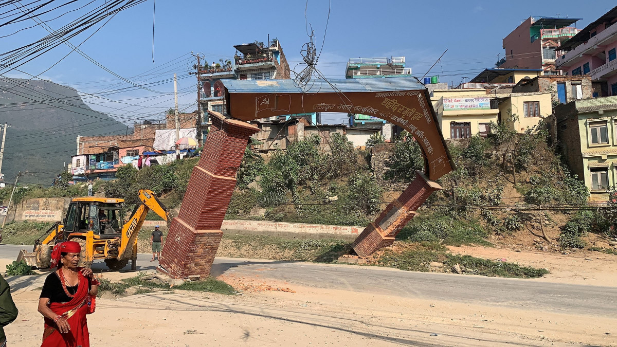 राजमार्ग विस्तारका लागि भत्काइयो सहिदगेट