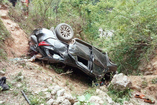 गाडी दुर्घटनामा २ जनाको मृत्यु, मन्त्रीसहित ३ जनालाई हेलिकप्टरमा नेपालगञ्ज लगियो