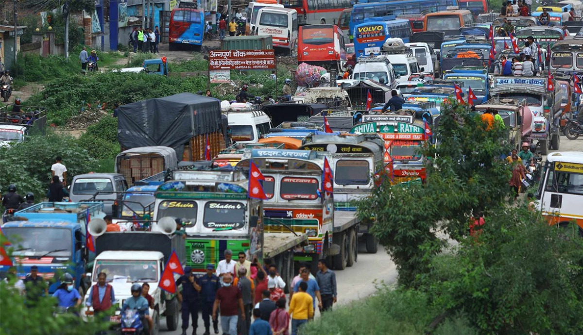 २० वर्ष पुराना गाडी हटाउने निर्णयविरुद्ध ट्याक्सी, ट्रक र ट्यांकर चालकहरुको प्रदर्शन