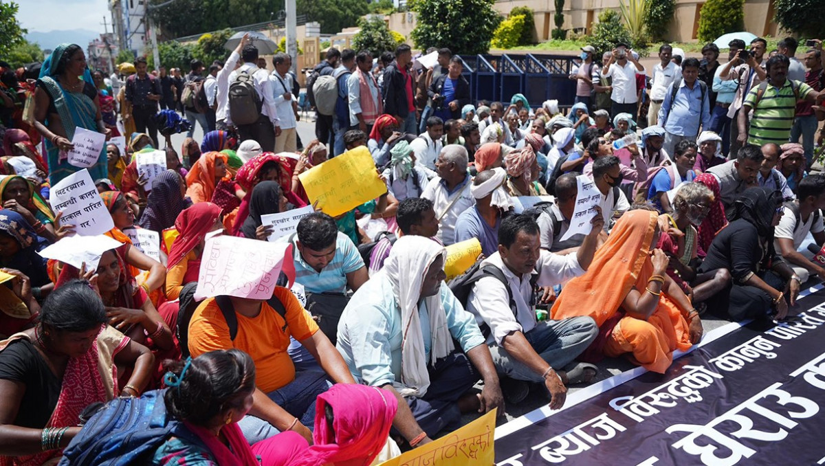 Meter-byaj-Protest-at-baneshword14.jpg