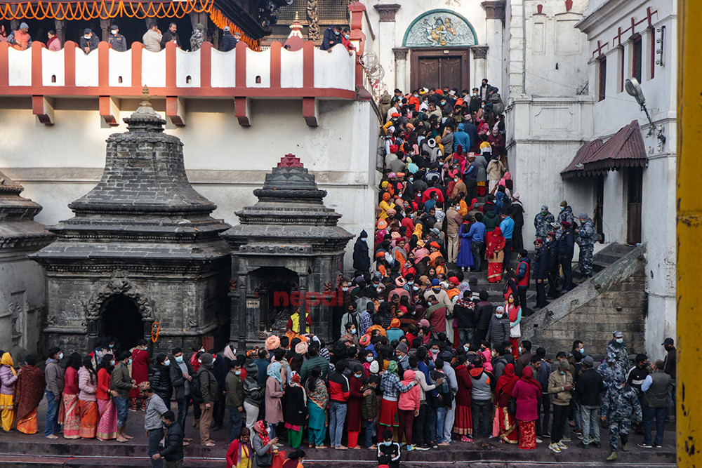 पशुपतिनाथलगायत देशभरका शिवालयमा भक्तजनको भीड