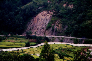 पहिरोले मध्यपहाडी लोकमार्ग अवरुद्ध