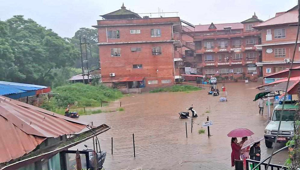 भक्तपुर पनि डुबानमा, चाँगुनारायणमा एउटा घर भत्कियो