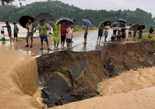 बागमतीको बाढीले मदन भण्डारी राजमार्ग कटान