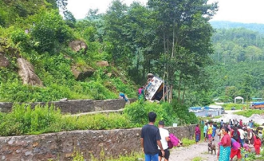 दोलखामा बस दुर्घटना, १६ जना घाइते