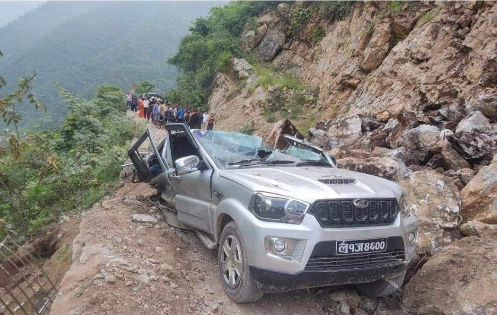 पाल्पामा गुडिरहेको जिपमाथि पहिरो खस्दा ३ जनाको मृत्यु