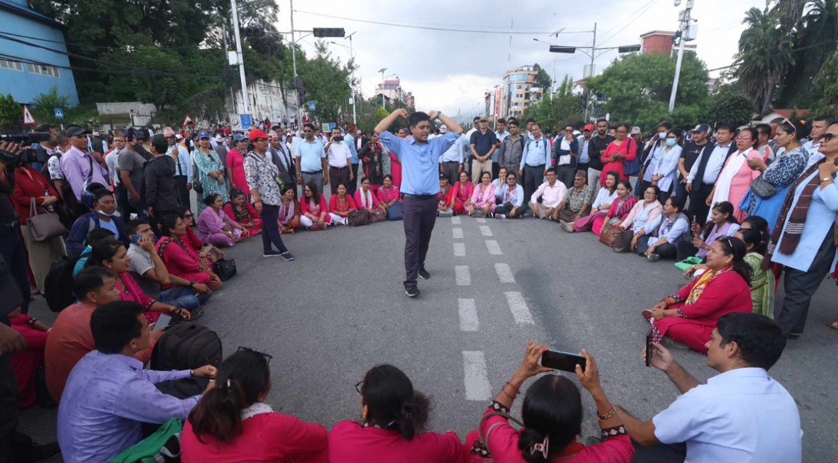 Teacher-andolan-2-Dancing.jpg