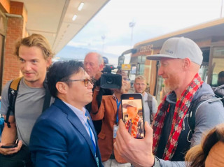 विदेशी पर्यटकलाई स्वागत गर्न विमानस्थल पुगे पर्यटनमन्त्री