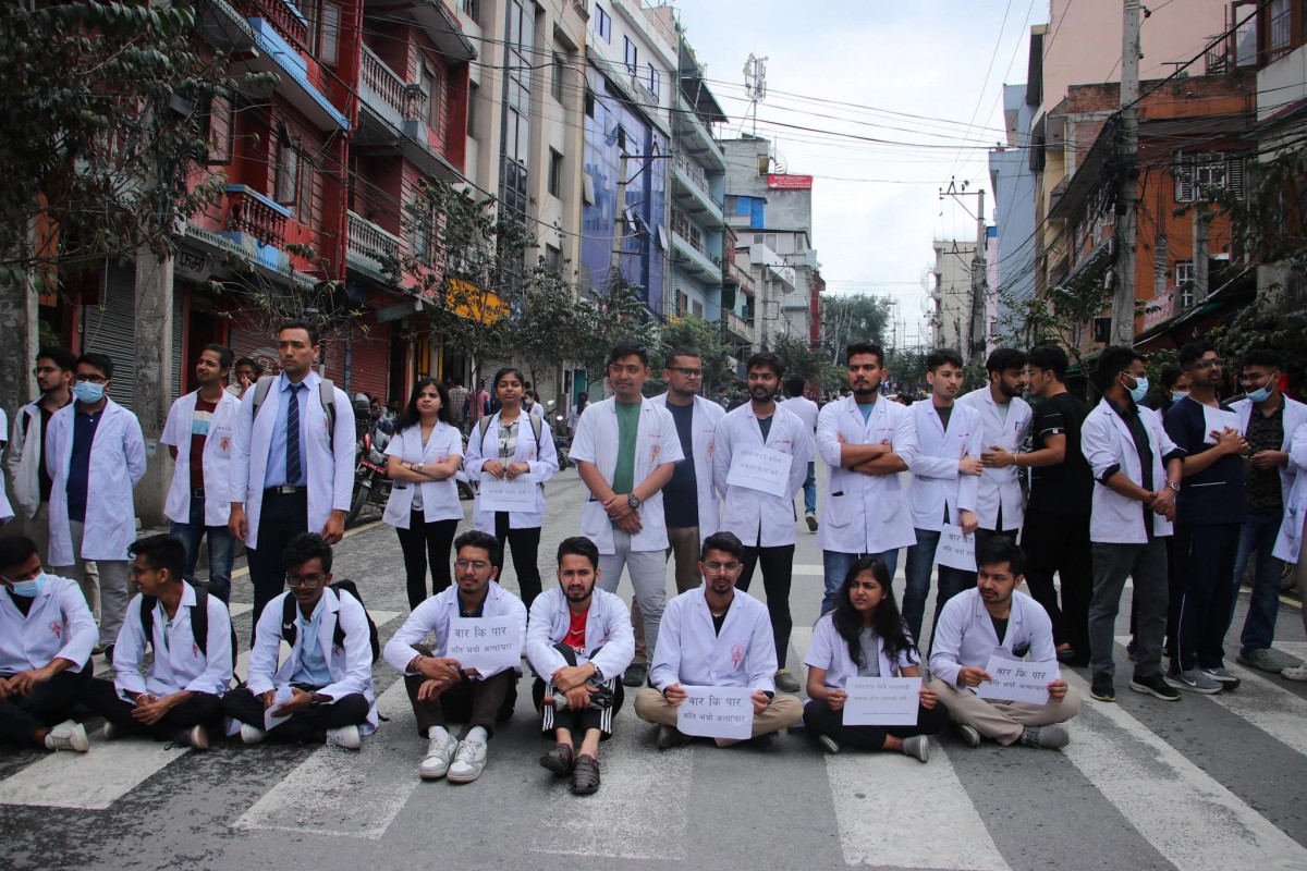 डाक्टर कुटपिटको विरोधमा काठमाडौं मेडिकल कलेजमा आज पनि प्रदर्शन