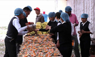 एमाले चियापानको मेन्यु : भेज कट्लेट, निम्की, लड्डु र केरा