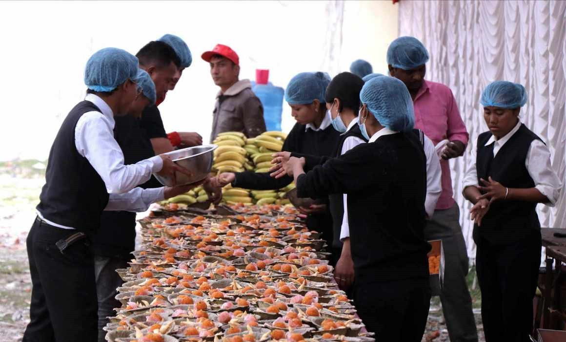 एमाले चियापानको मेन्यु : भेज कट्लेट, निम्की, लड्डु र केरा