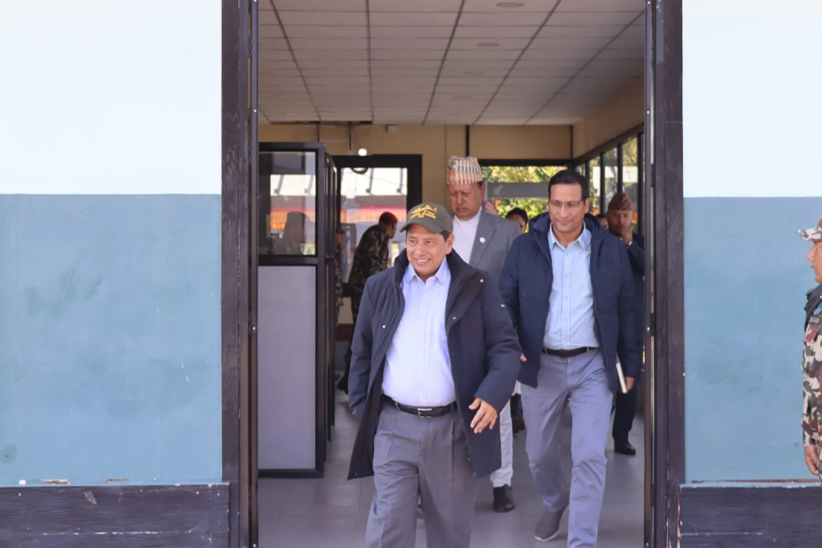 राहत लिएर उपप्रधानमन्त्रीसहितको टोली भूकम्प प्रभावित क्षेत्रमा जाँदै