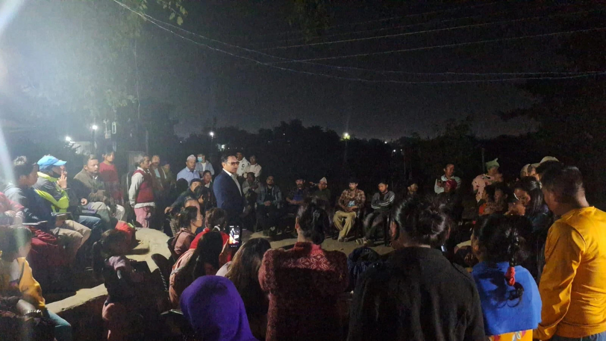 मन्त्री किराती सुकुम्वासी बस्तीमा पुग्दा....